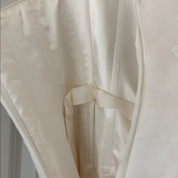 VERA WANG WEDDING DRESS -ADDITIONAL PHOTOS - Picture 4 of 7